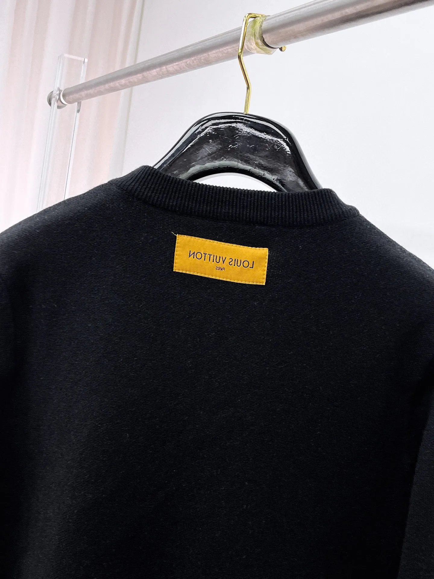 🅿️440 LV 2025ss new wool blended round neck long sleeve sweater cardigan bottoming shirt, high-end version! The custom-made fabrics at the counter are highly breathable and comfortable, with impeccable details and brand element design concepts, reflecting high quality. It feels delicate and soft! It presents a casual cut and the upper body shape is great! 🐉Code size: M-3XL